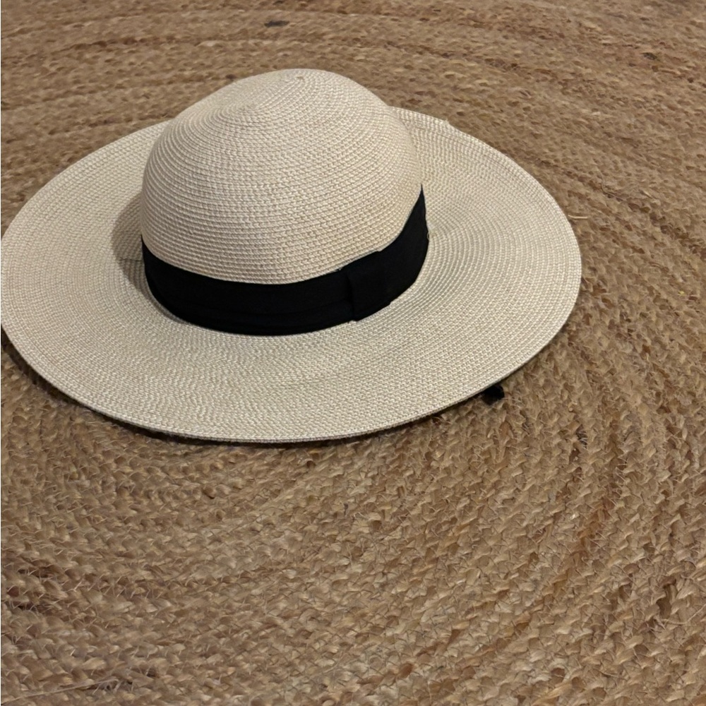 Elegant Cream Sun Hat with Black Band - Picture 3 of 3